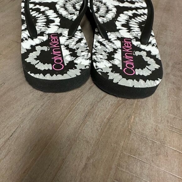 Calvin Klein black and white flip flops. - Picture 3 of 6